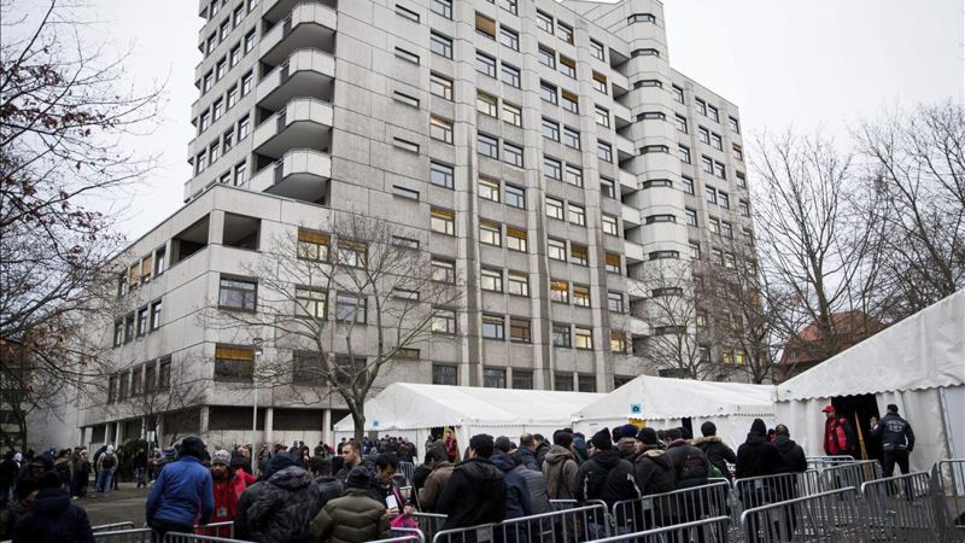 Refugiados esperando cola
