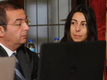 Raquel Gago junto a su abogado, Fermín Guerrero