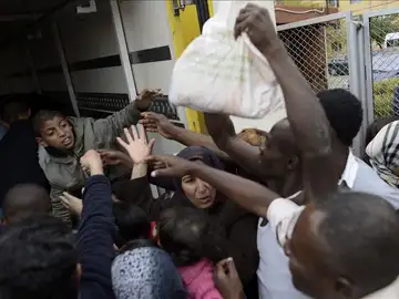 Varios refugiados sirios acuden por paquetes de comida Varios refugiados sirios acuden por paquetes de comida