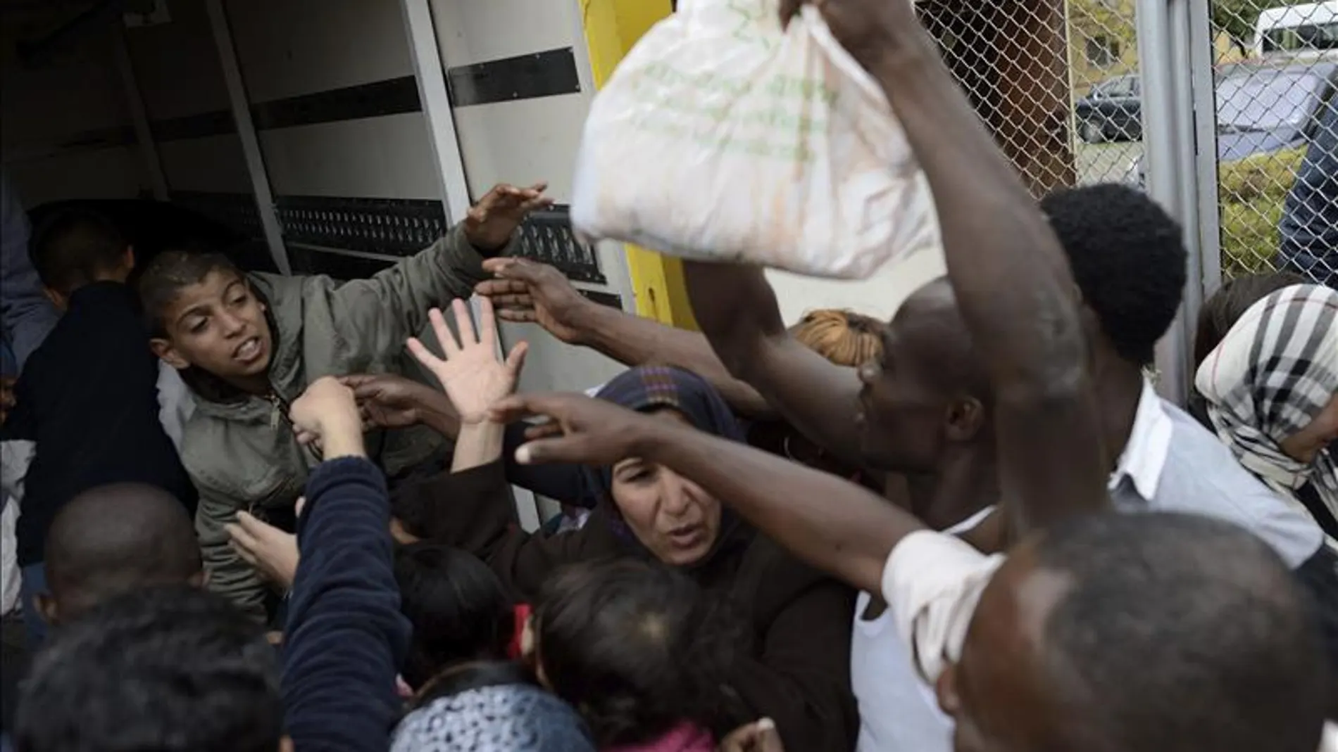 Varios refugiados sirios acuden por paquetes de comida Varios refugiados sirios acuden por paquetes de comida