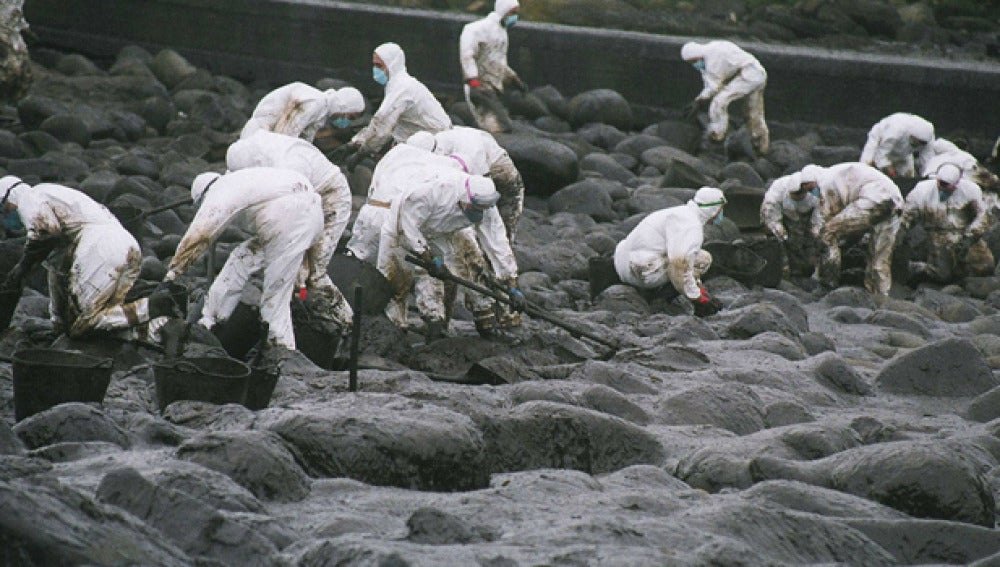 Voluntarios limpiando fuel del Prestige