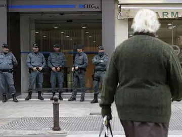 Agentes de Policía ante una de las empresas registradas Agentes de Policía ante una de las empresas registradas
