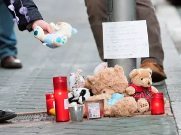 Los vitorianos dejan mensajes, velas y peluches en el lugar donde cayó la niña Los vitorianos dejan mensajes, velas y peluches en el lugar donde cayó la niña