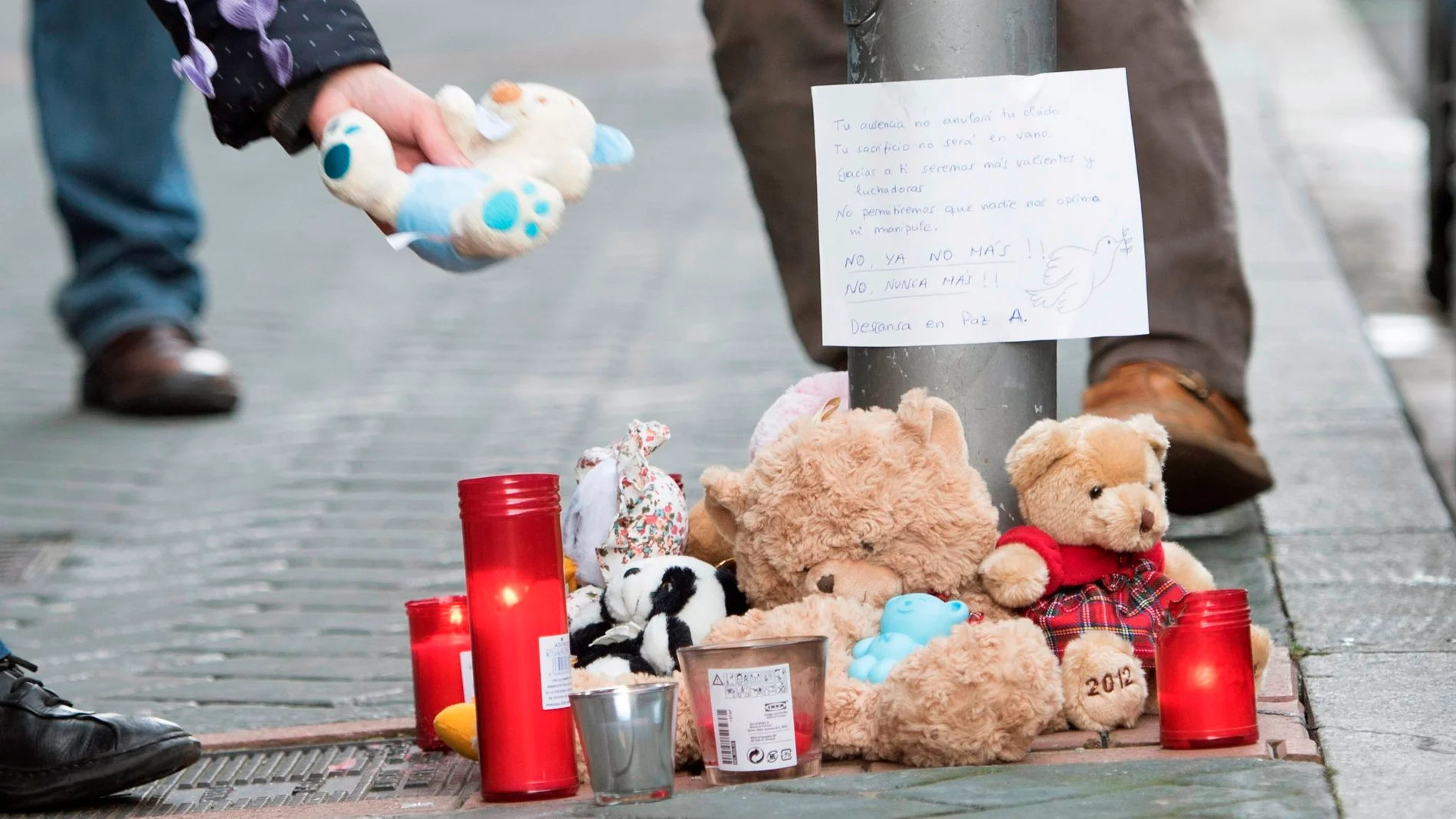 Los vitorianos dejan mensajes, velas y peluches en el lugar donde cayó la niña Los vitorianos dejan mensajes, velas y peluches en el lugar donde cayó la niña