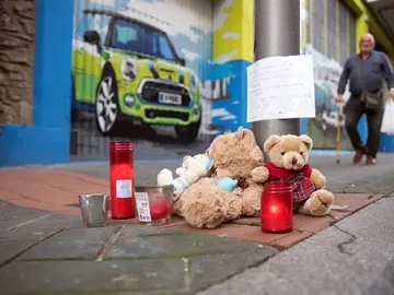 Mensajes de apoyo y velas en el lugar donde cayó la pequeña Mensajes de apoyo y velas en el lugar donde cayó la pequeña