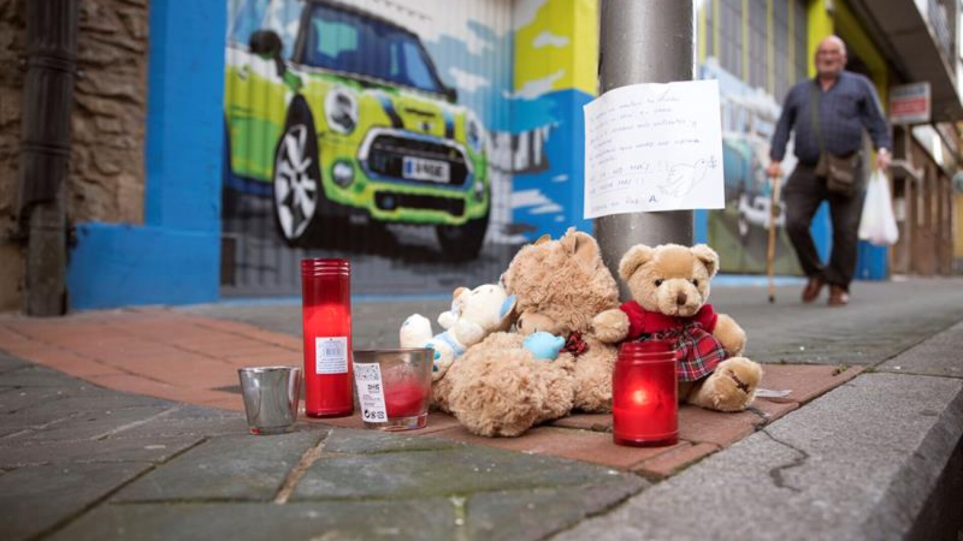 Mensajes de apoyo y velas en el lugar donde cay&oacute; la peque&ntilde;a