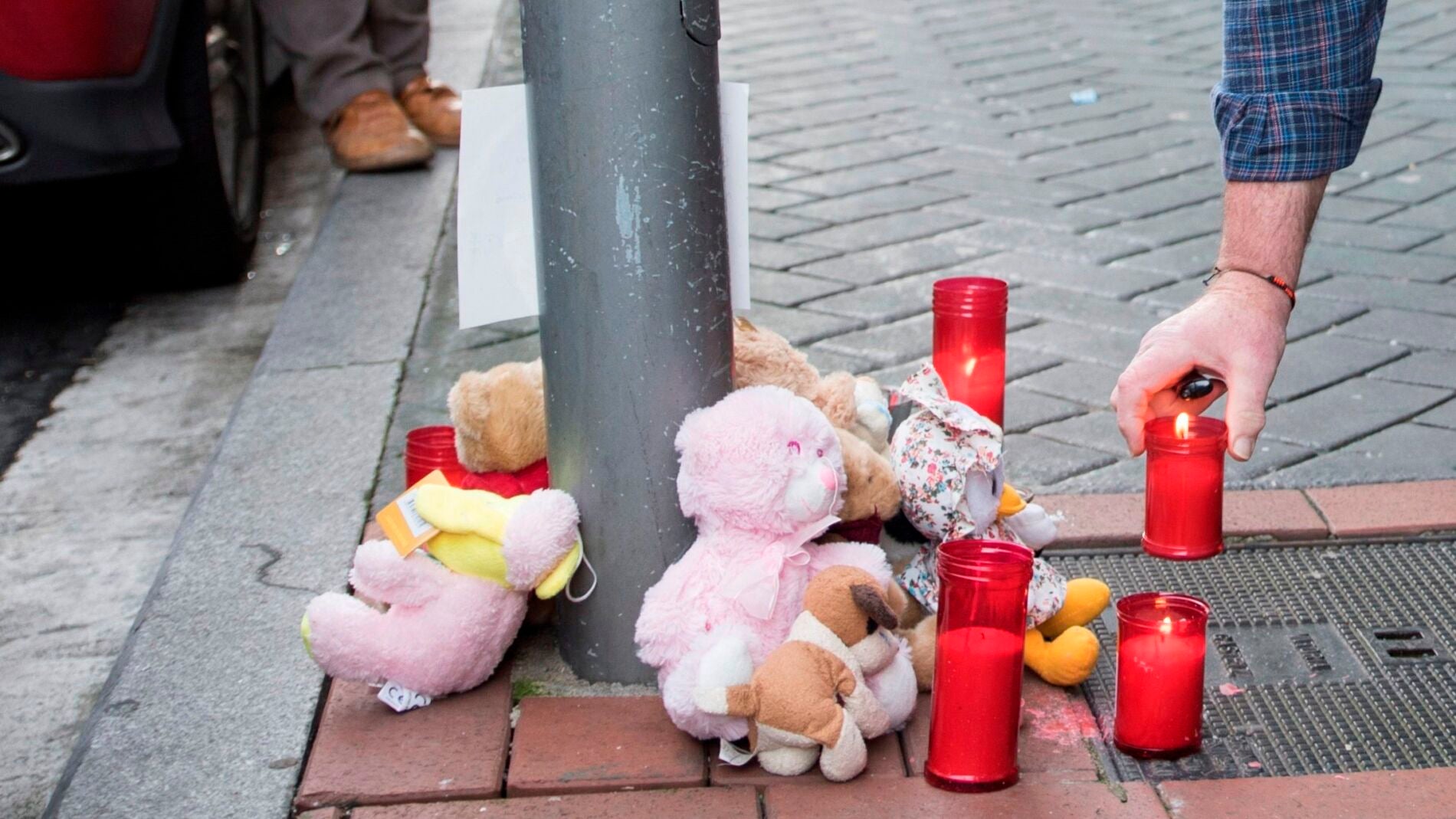 Los vitorianos dejan mensajes, velas y peluches