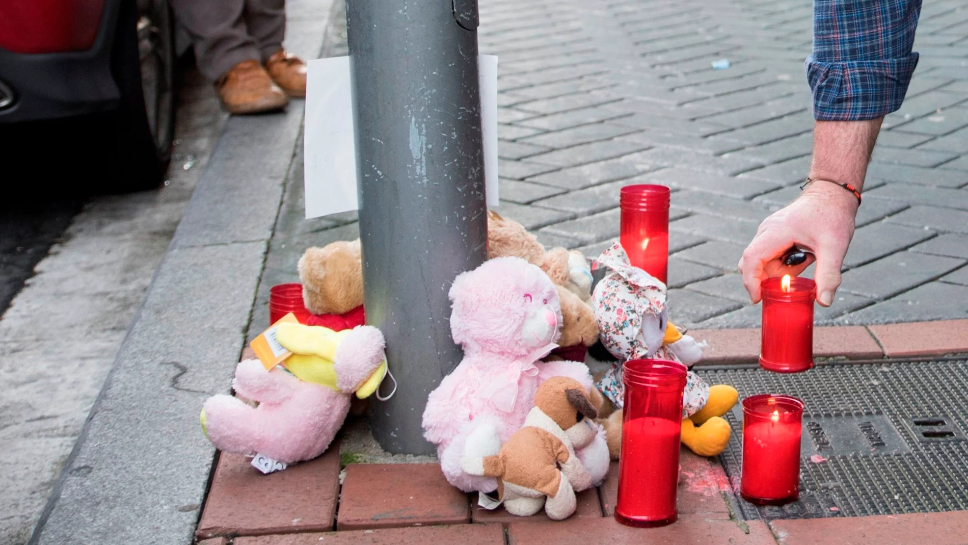 Los vitorianos dejan mensajes, velas y peluches Los vitorianos dejan mensajes, velas y peluches