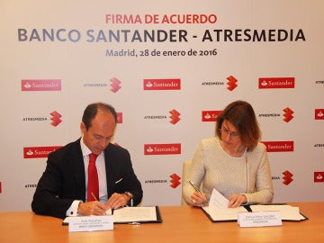 Rami Aboukhair y Patricia Pérez firmando el acuerdo