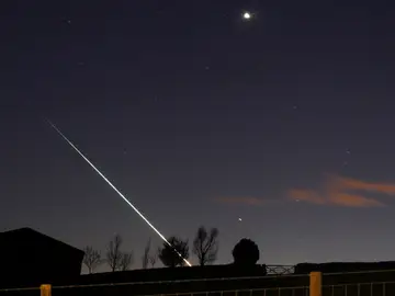 Meteorito cruzando el cielo Meteorito cruzando el cielo