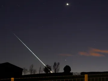 Meteorito cruzando el cielo Meteorito cruzando el cielo