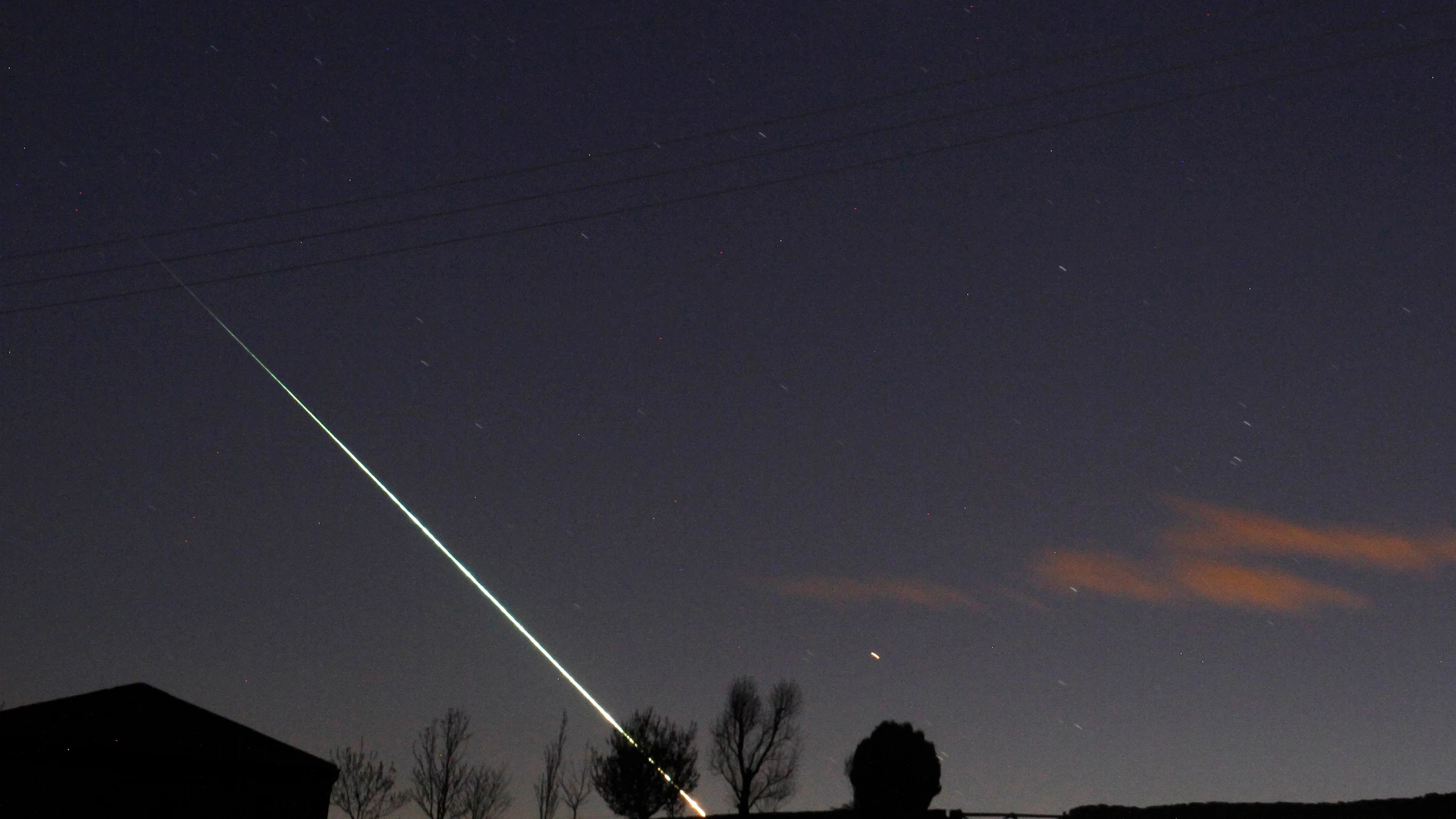 Meteorito cruzando el cielo Meteorito cruzando el cielo