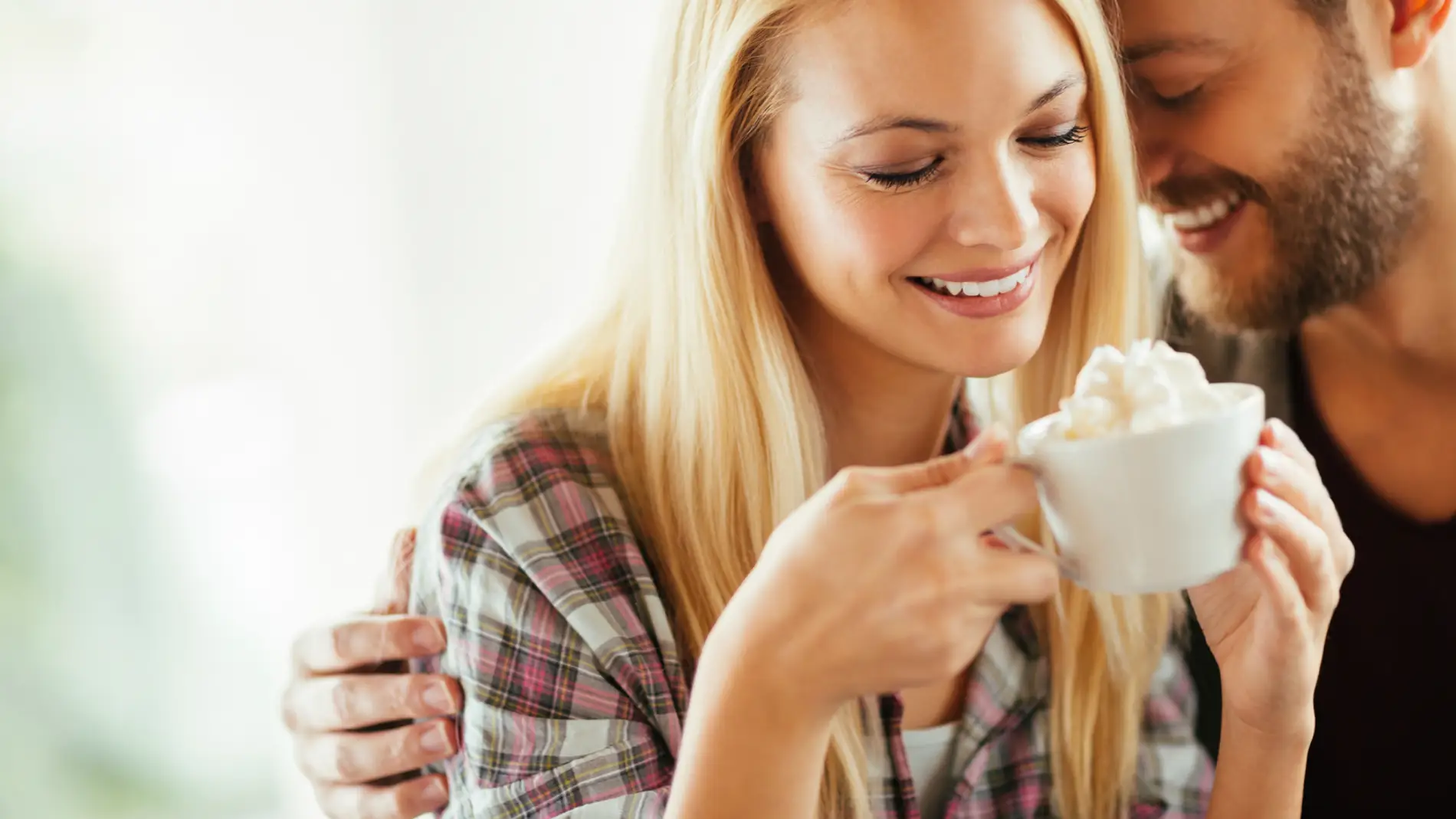 Todo lo que los hombres deberían saber antes de salir con una adicta al café