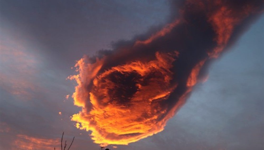 Una gran bola de nubes rojizas en Madeira