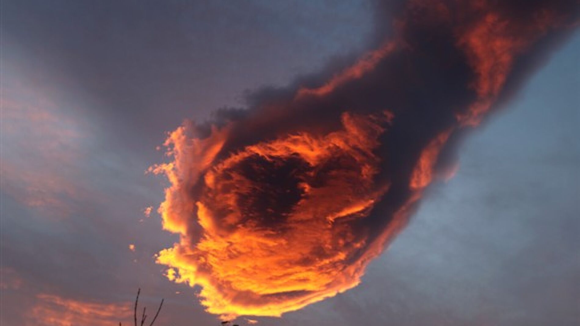 Una gran bola de nubes rojizas en Madeira