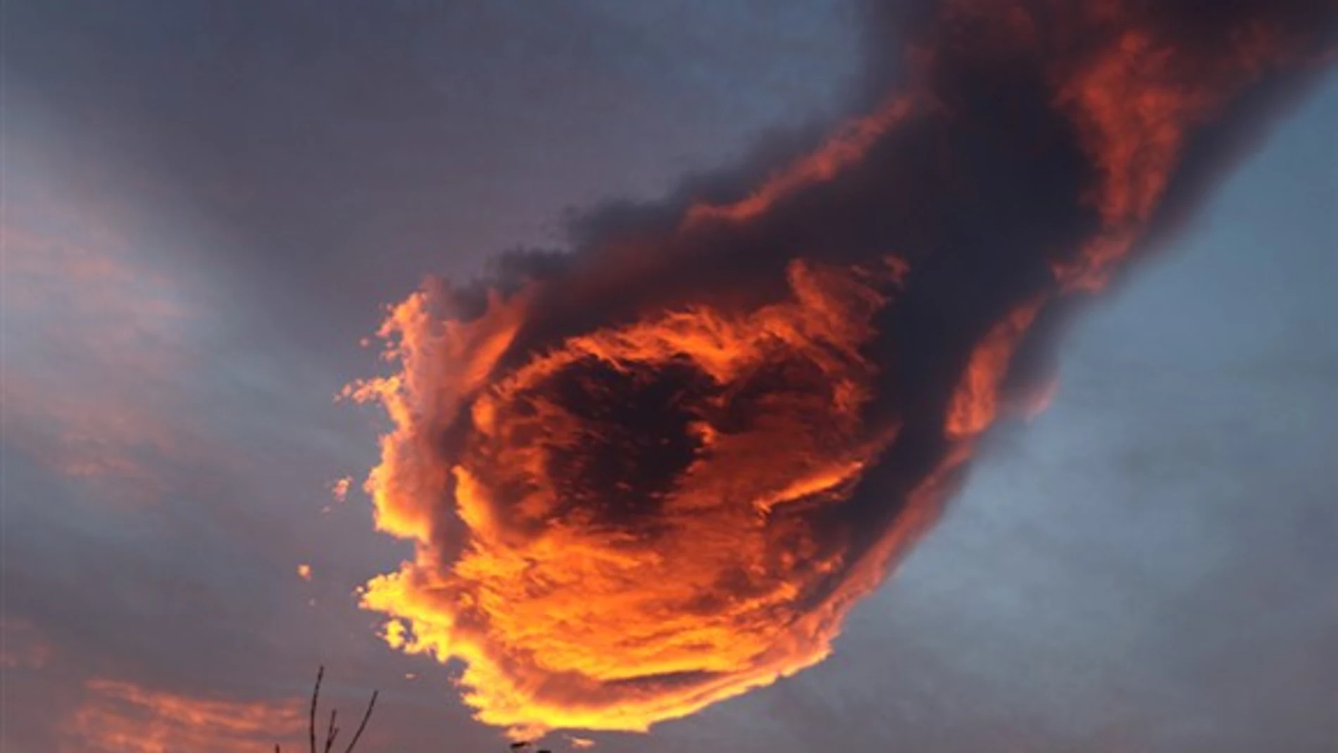Una gran bola de nubes rojizas en Madeira Una gran bola de nubes rojizas en Madeira