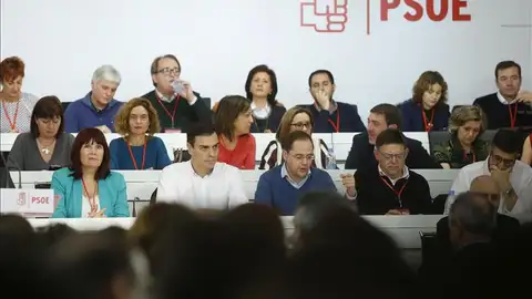 Pedro Sánchez, sobre la oferta de Podemos: "El cambio no es de personas sino de políticas, por eso no vamos a hablar de sillones" Pedro Sánchez, sobre la oferta de Podemos: "El cambio no es de personas sino de políticas, por eso no vamos a hablar de sillones"