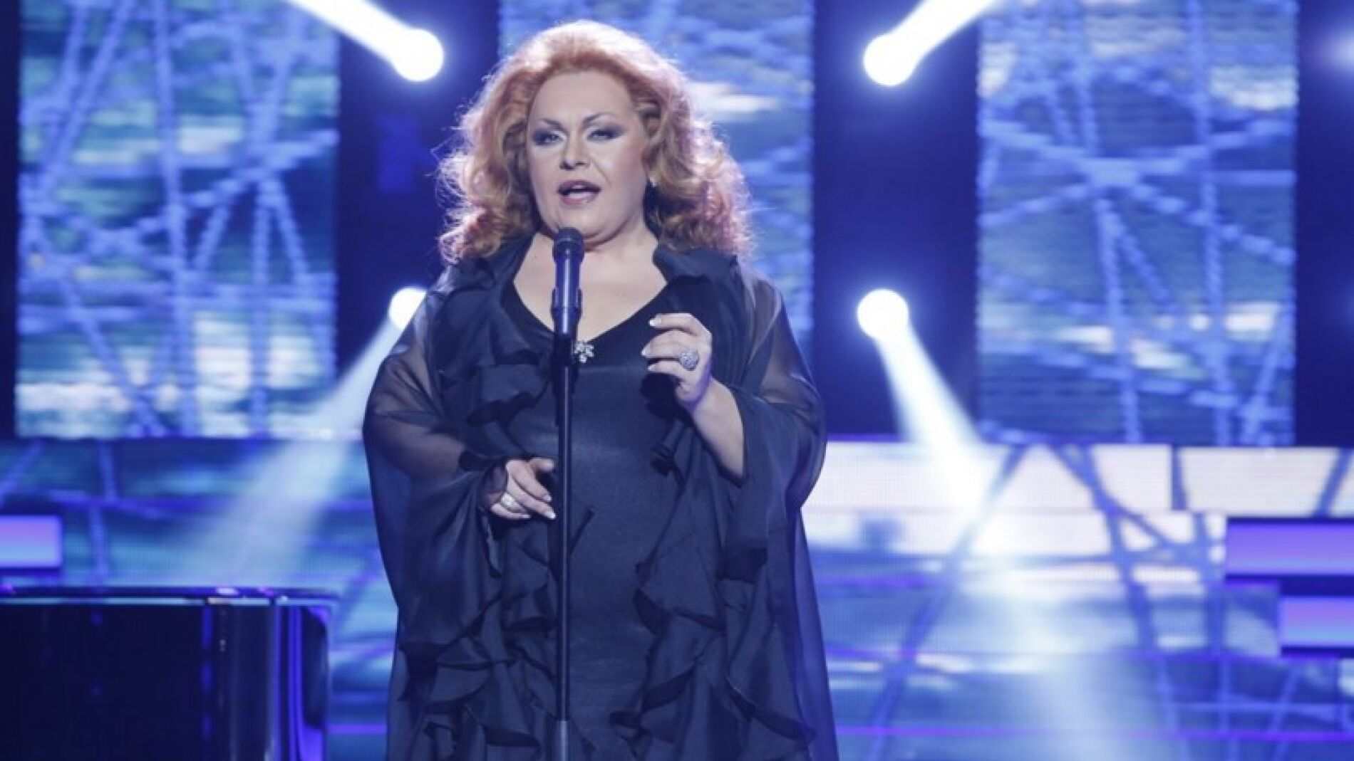 Falete se convierte en Roc&iacute;o Jurado y canta 'Como una ola'