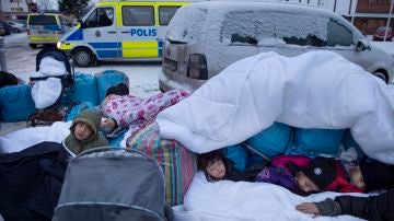 Un grupo de enmascarados llama a "actuar" contra menores inmigrantes en Estocolmo