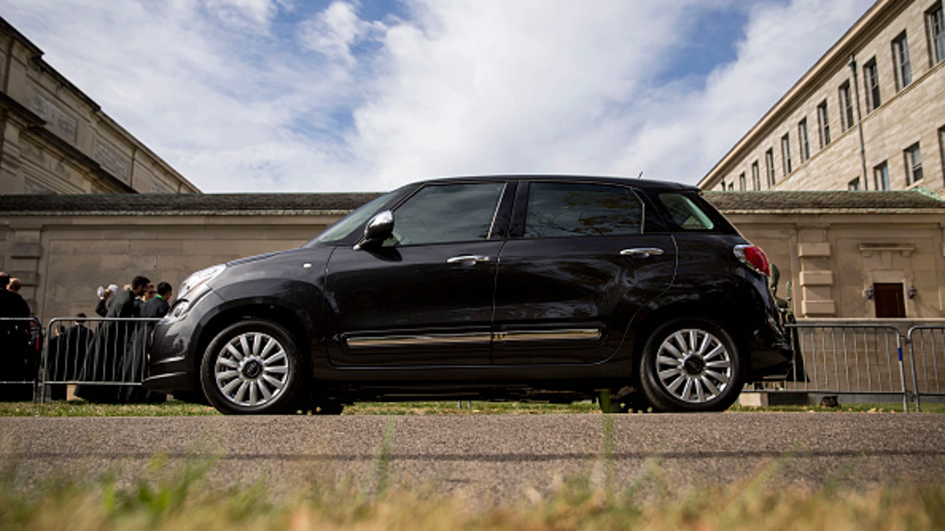 El coche del Papa subastado El coche del Papa subastado
