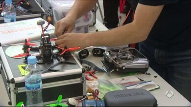 Carreras de drones y boxeo entre robots en la última jornada de la feria