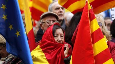 Miles de personas se concentran frente al Palau de la Generalitat en contra de la independencia