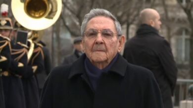 Raúl Castro visita Francia en su primera visita oficial a Europa