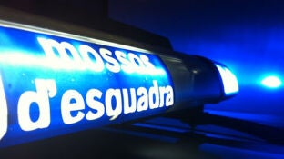 Luces de un coche de los Mossos