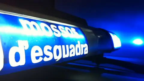 Luces de un coche de los Mossos Luces de un coche de los Mossos