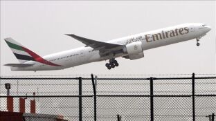 Un avi&oacute;n de las aerolineas Emirates despega del aeropuerto de Dub&aacute;i