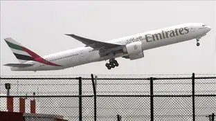 Un avión de las aerolineas Emirates despega del aeropuerto de Dubái Un avión de las aerolineas Emirates despega del aeropuerto de Dubái