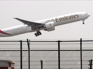 Un avión de las aerolineas Emirates despega del aeropuerto de Dubái