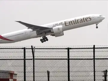 Un avión de las aerolineas Emirates despega del aeropuerto de Dubái Un avión de las aerolineas Emirates despega del aeropuerto de Dubái