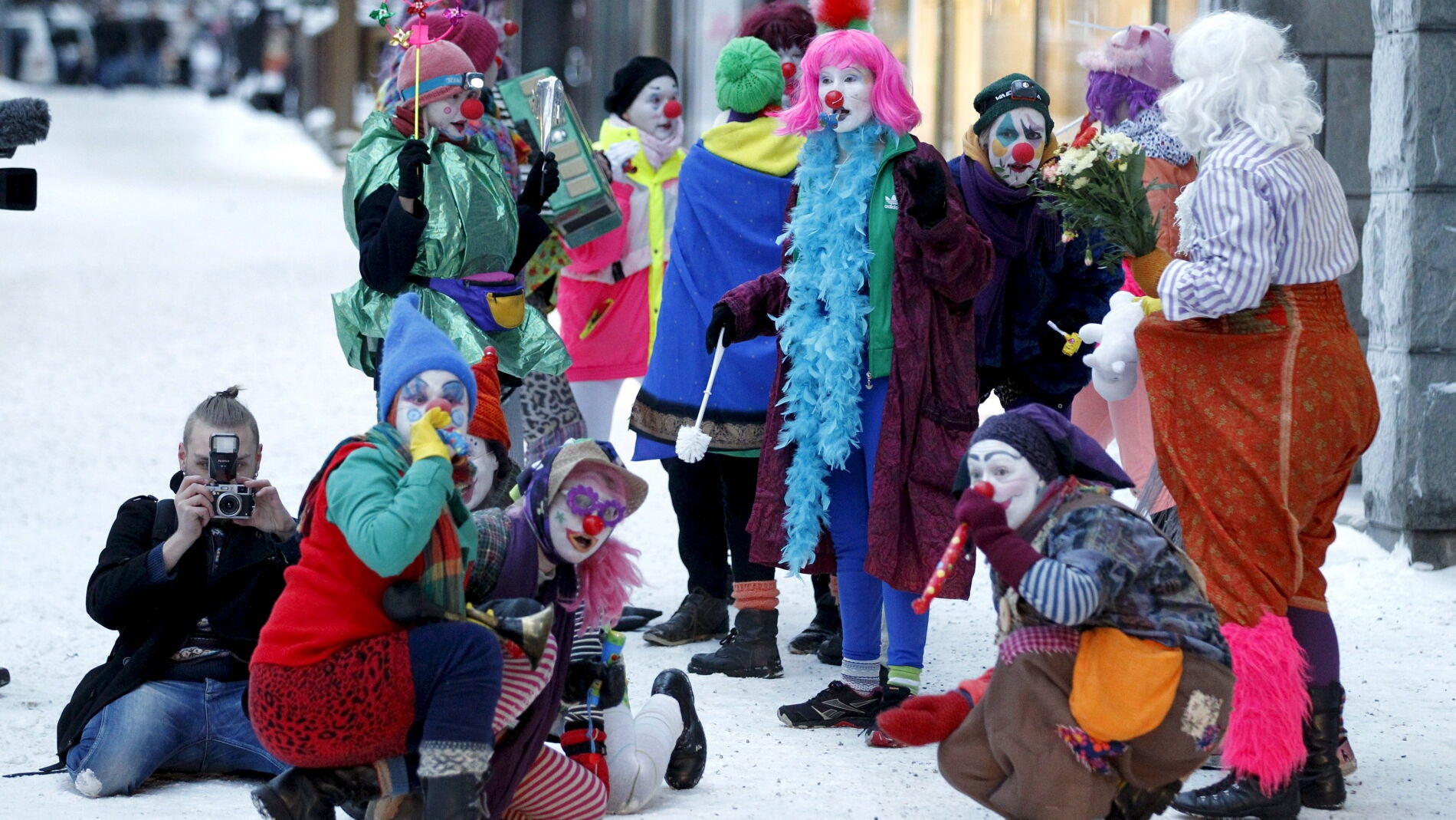 Miembros del grupo anti-racista 'Loldiers of Od&iacute;n' en Tampere
