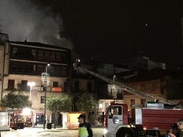 Edificio calcinado por el fuego en el centro de Pontevedra