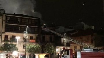 Edificio calcinado por el fuego en el centro de Pontevedra