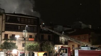 Aparatoso incendio en un edificio en pleno centro de Pontevedra