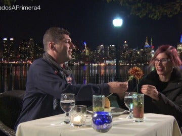 Bernardo sorprende a Andrea con una flor