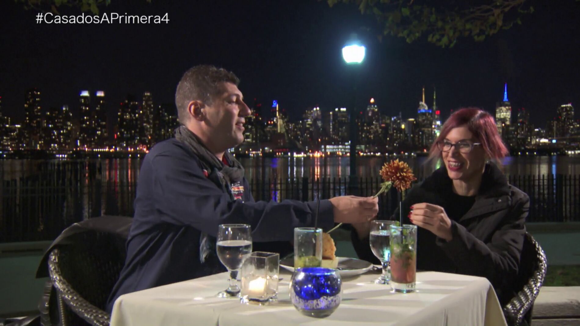 Bernardo sorprende a Andrea con una flor