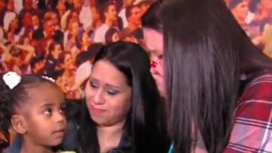 Una madre escucha latir el corazón de su bebé fallecido en la niña a la que se lo donó