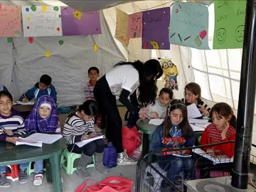 Niños refugiados sirios en una escuela en Líbano Niños refugiados sirios en una escuela en Líbano