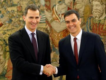 El Rey recibe a Pedro Sánchez en Zarzuela El Rey recibe a Pedro Sánchez en Zarzuela