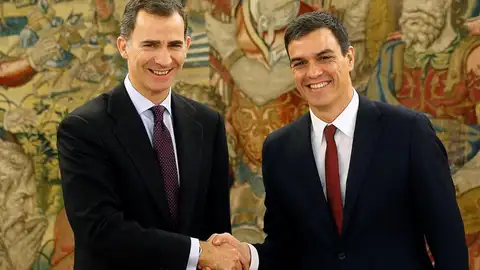 El Rey recibe a Pedro Sánchez en Zarzuela El Rey recibe a Pedro Sánchez en Zarzuela