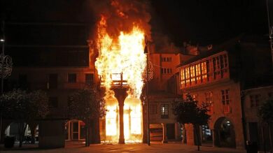 Un incendio en el centro de Pontevedra provoca la caída de un inmueble