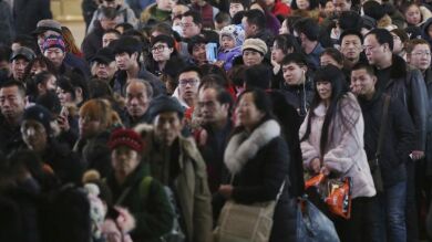 Colas de más de 100.000 personas en China para coger un tren a casa para celebrar el Año Nuevo