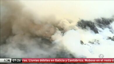 Un fuerte incendio registrado en un cerro provoca una gran nube de humo en Bogotá