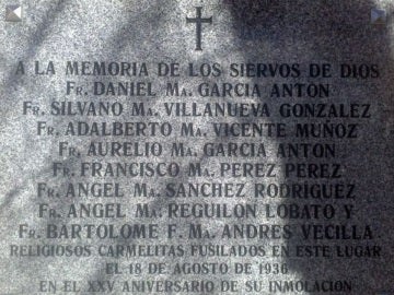 Imagen de la placa situada en el cementerio de Carabanchel Bajo