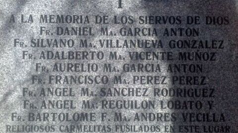 Imagen de la placa situada en el cementerio de Carabanchel Bajo