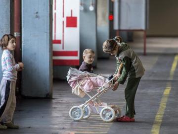 Unos niños juegan en un centro de refugiados en Alemania