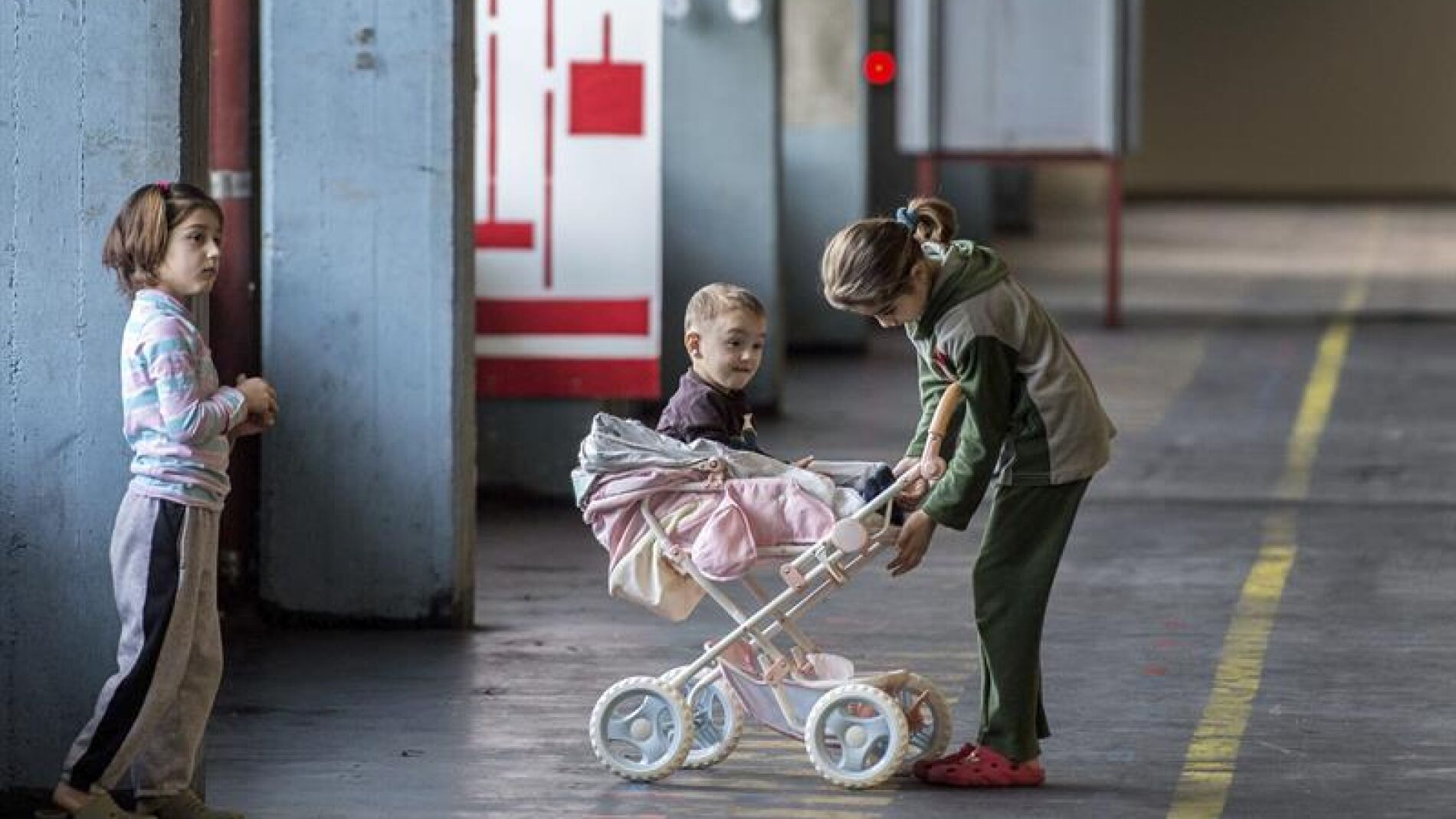 Unos ni&ntilde;os juegan en un centro de refugiados en Alemania